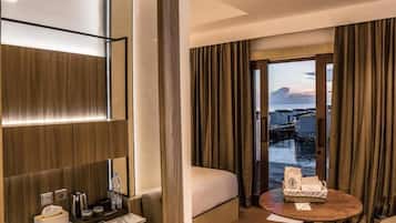 Caja de seguridad en la habitación y escritorio