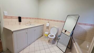 SĂšche-cheveux, bidet, serviettes fournies, savon