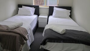 3 chambres, fer et planche à repasser, Wi-Fi gratuit, draps fournis
