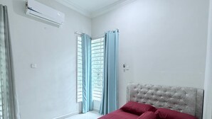 A bedroom with a bed, a ceiling fan, an air conditioning unit, and a window with curtains. - Homestay Selesa KKT Guesthouse (Kuala Terengganu)
