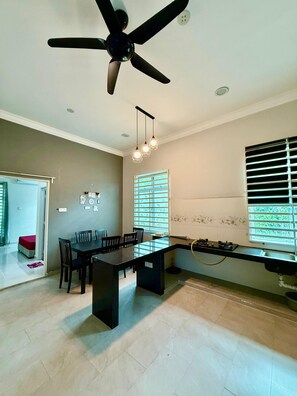 Vierbettzimmer | Gemeinsame Küchenausstattung