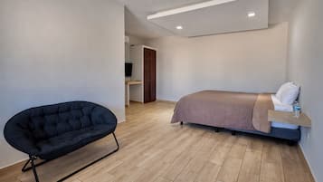 Classic Room | Iron/ironing board, free WiFi