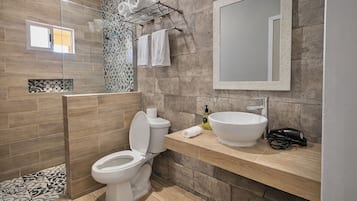 Quarto clássico | Banheiro | Chuveiro, secador de cabelo, toalhas de banho, sabonete