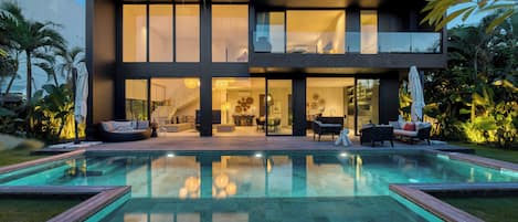 Una piscina al aire libre