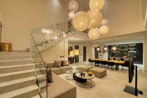 Standard Βίλα, Θέα στην Πισίνα | Περιοχή καθιστικού | Τηλεοράσεις Smart, Netflix, Υπηρεσίες streaming