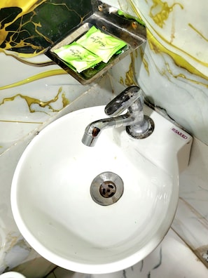 Regadera, toallas, papel de baño 