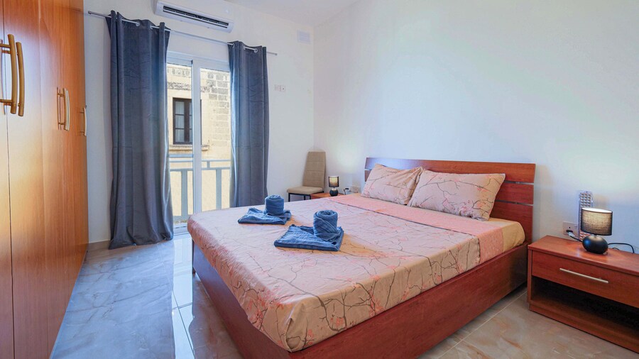Modern Top Floor APT With Back Balcony