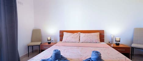Apartamento, vistas a la ciudad | Cortinas opacas, tabla de planchar con plancha, wifi gratis
