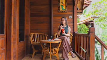 Deluxe tweepersoonskamer, terras, uitzicht op zwembad | Gratis wifi