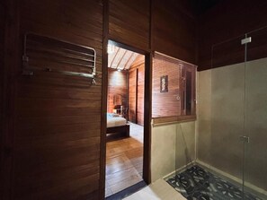 Kamar Triple Keluarga, patio, pemandangan kebun | Interior