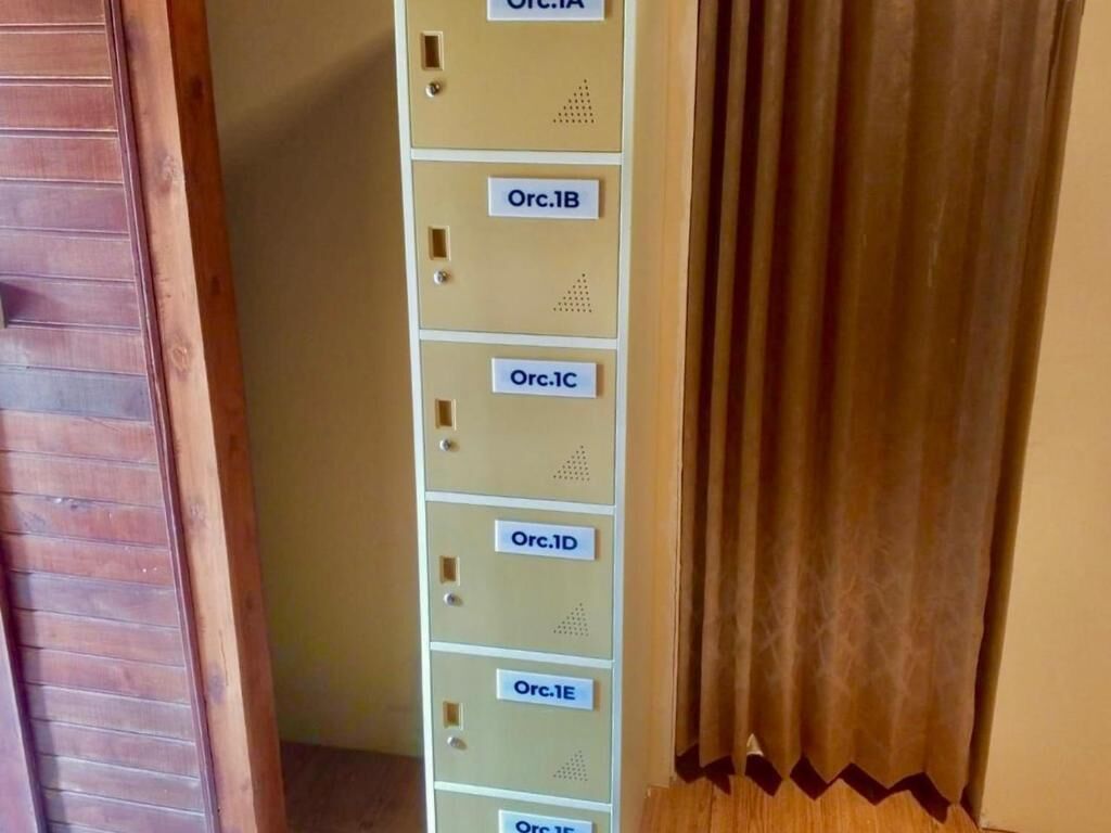 A hallway with a series of cabinets labeled from Orc.IA to Orc.IE.