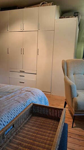 Työpöytä, silitysrauta/-lauta, ilmainen Wi-Fi, vuodevaatteet