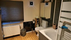 Hiustenkuivaaja, pyyhkeet, saippua, vessapaperi