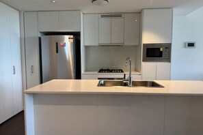 Dining tables - Spacious 2 Bedroom Residence in the heart of CBD (Brisbane City)