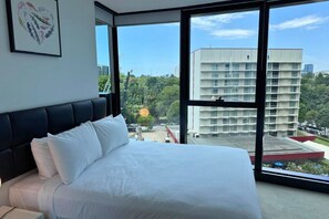 Tabla de planchar con plancha, wifi y ropa de cama 