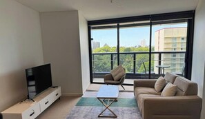 TV - Spacious 2 Bedroom Residence in the heart of CBD (Brisbane City)