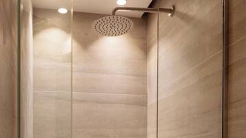 House | Bathroom | Hair dryer, shampoo