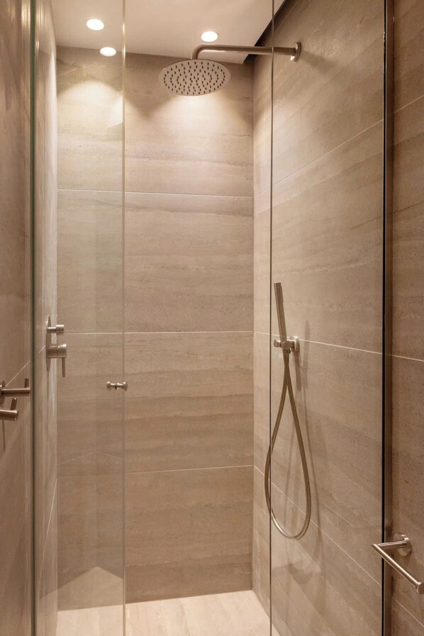 Maison | Salle de bain | Sèche-cheveux, shampoing