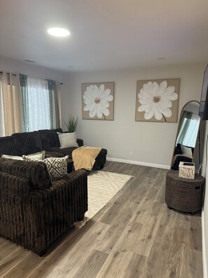 Living area - Charming 3-bedroom house in marvelous Manteca with AC (Manteca)