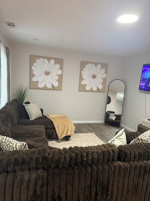 Living area - Charming 3-bedroom house in marvelous Manteca with AC (Manteca)