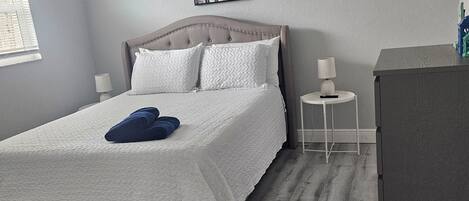 Silitysrauta/-lauta, Wi-Fi, vuodevaatteet