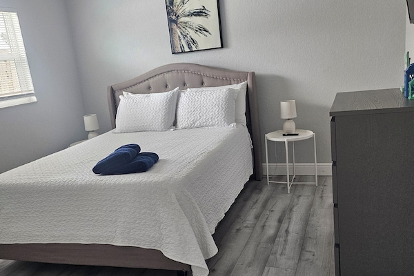 Tabla de planchar con plancha, wifi y ropa de cama