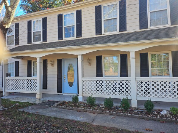 Exterior detail - Peaceful 7-bedroom building with AC in Peachtree Corners (Peachtree Corners)