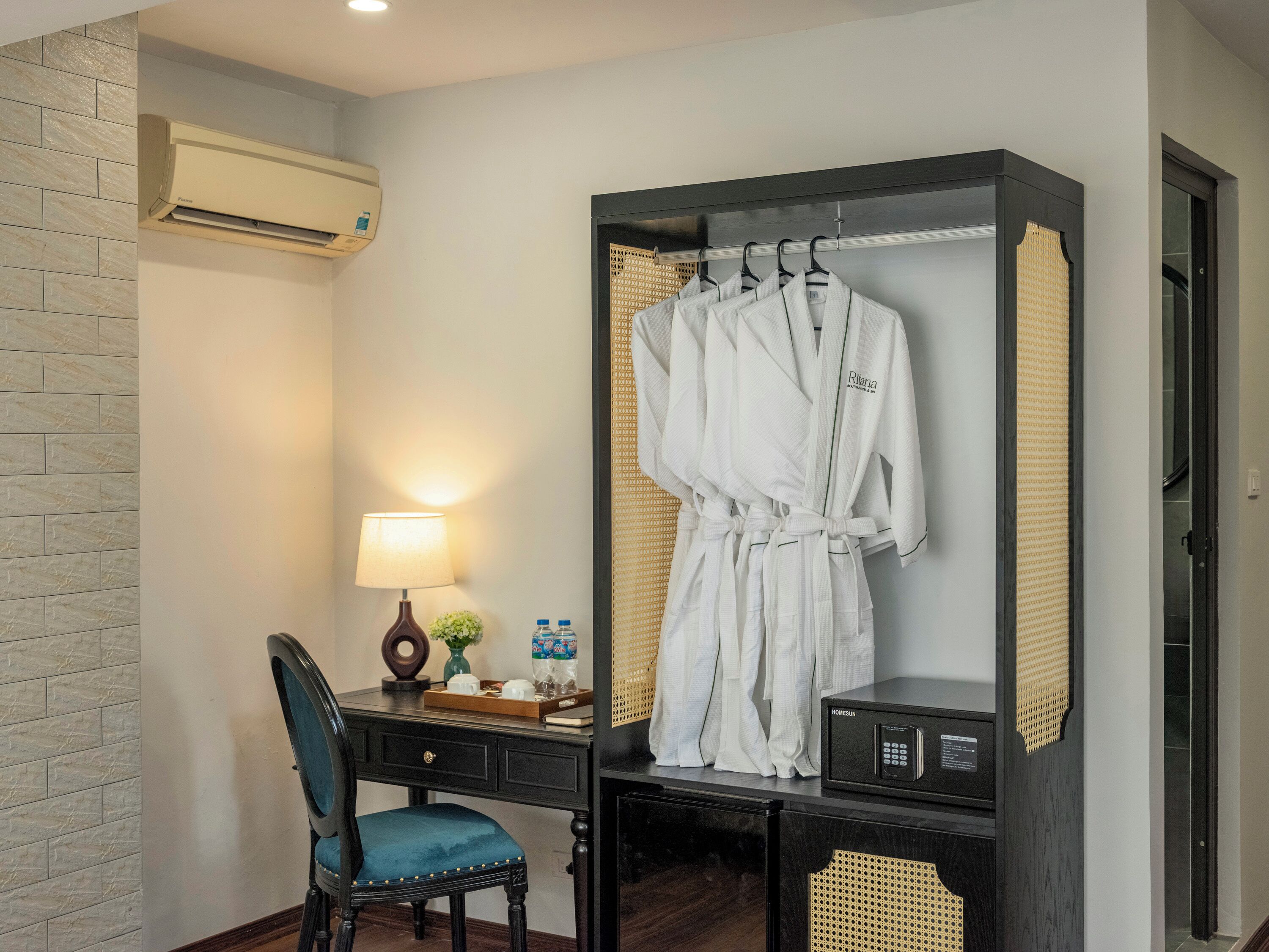 Familienapartment, Stadtblick | Schreibtisch, schallisolierte Zimmer, Bügeleisen/Bügelbrett