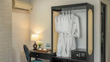 Familienapartment, Stadtblick | Schreibtisch, schallisolierte Zimmer, Bügeleisen/Bügelbrett