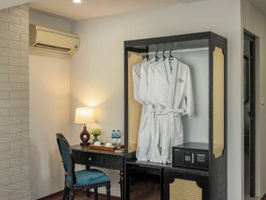 Family Connecting City View | Desk, soundproofing, iron/ironing board, free WiFi