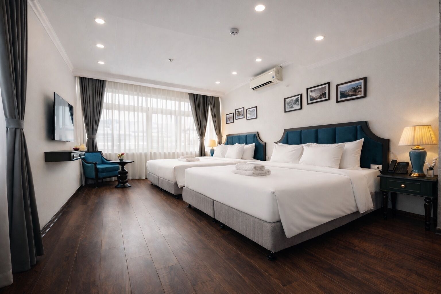 Suite familiar, vistes a la ciutat | Escriptori, habitacions insonoritzades i planxa i posts de planxar 