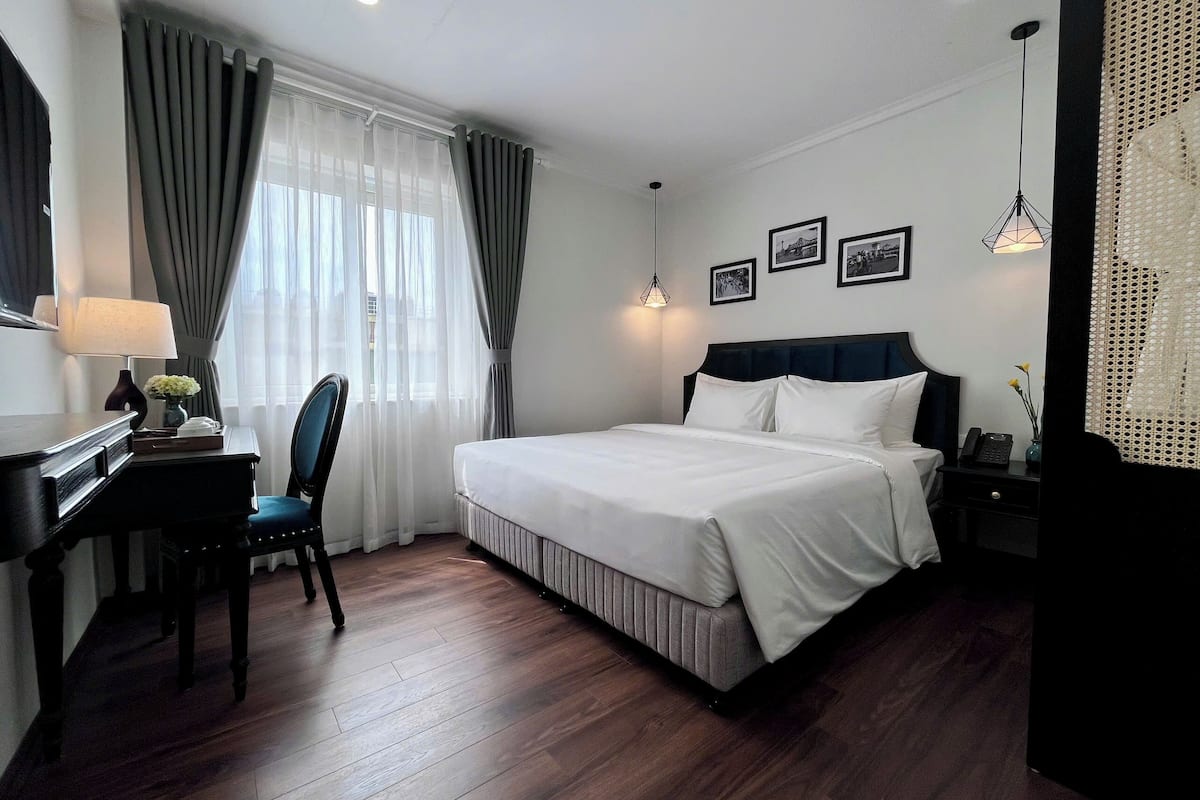 Desk, soundproofing, iron/ironing board, free WiFi