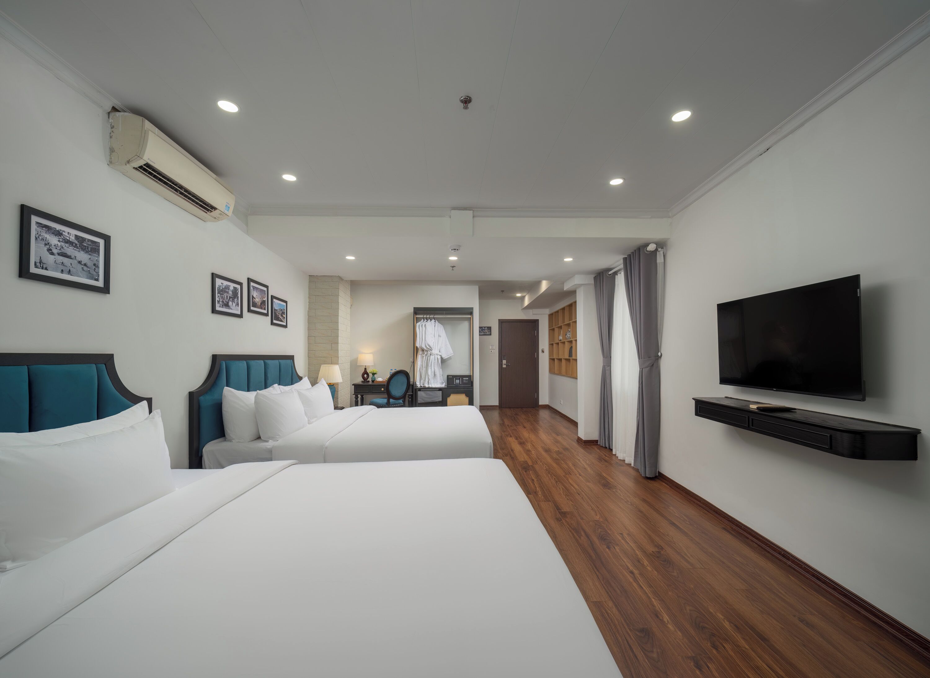 Familien-Suite, Stadtblick | Schreibtisch, schallisolierte Zimmer, Bügeleisen/Bügelbrett