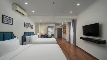 Familien-Suite, Stadtblick | Schreibtisch, schallisolierte Zimmer, Bügeleisen/Bügelbrett