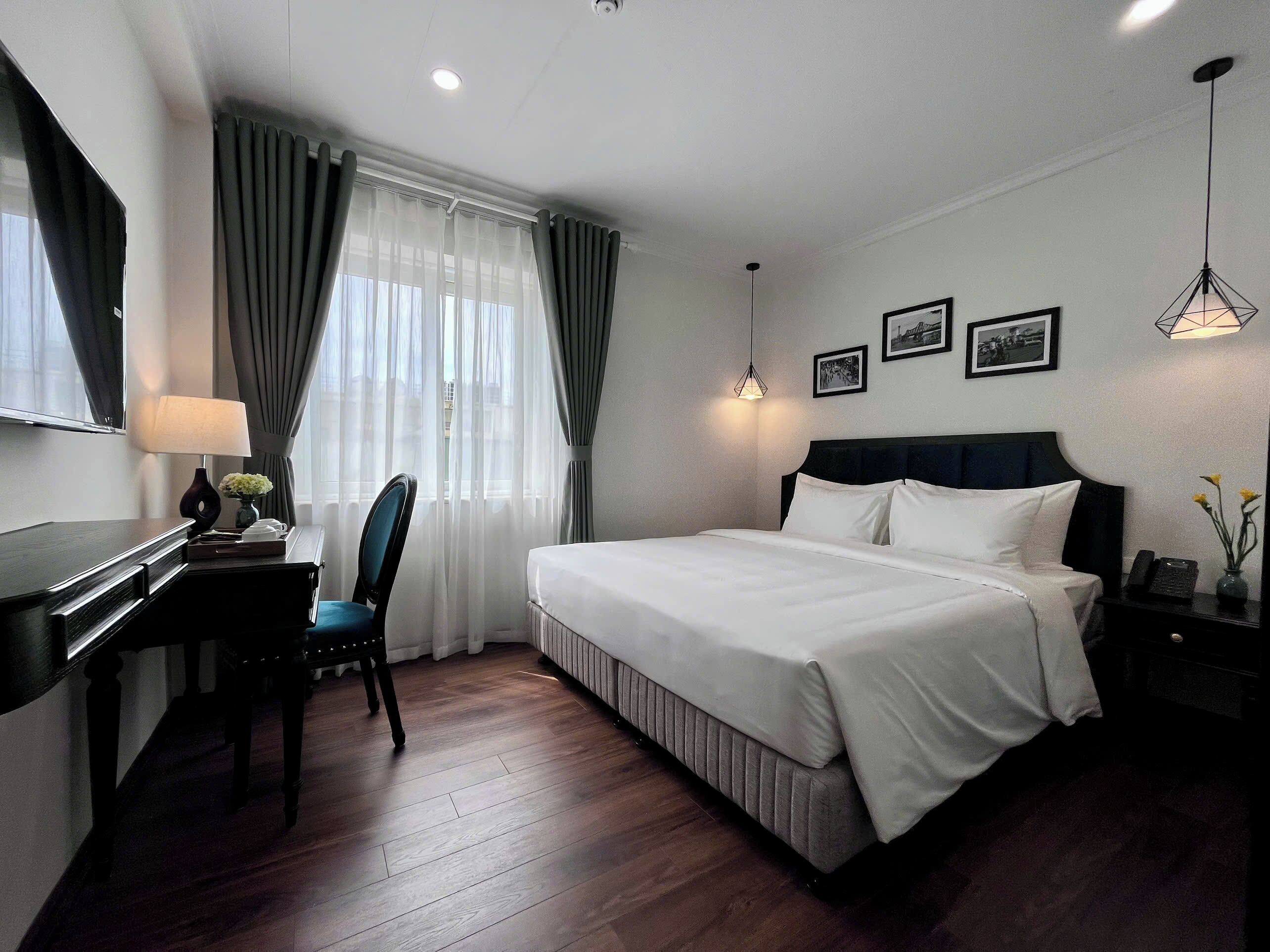 Desk, soundproofing, iron/ironing board, free WiFi