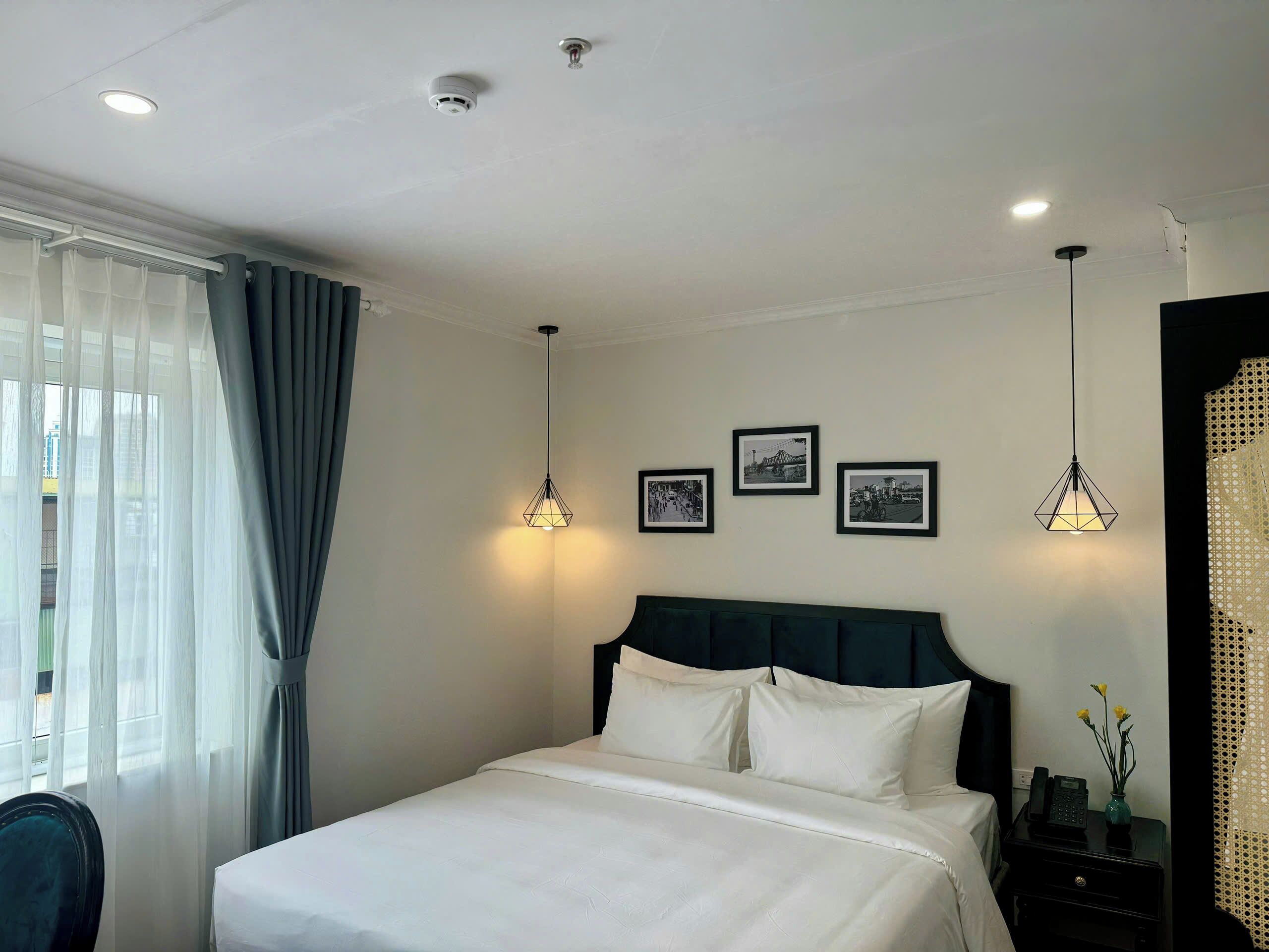 Escriptori, habitacions insonoritzades i planxa i posts de planxar 