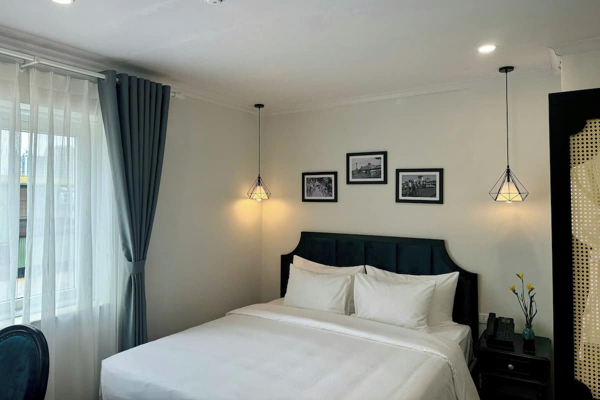 Desk, soundproofing, iron/ironing board, free WiFi