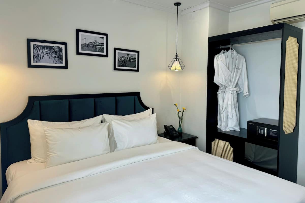 Superior No Window View | Desk, soundproofing, iron/ironing board, free WiFi