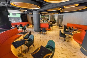 Bar (on property) - Queen Hotel (Kaohsiung)