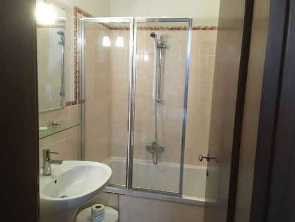 A bathroom with a glass-enclosed shower, a sink, and a toilet. - Maison De Charme Balbi (Venice)