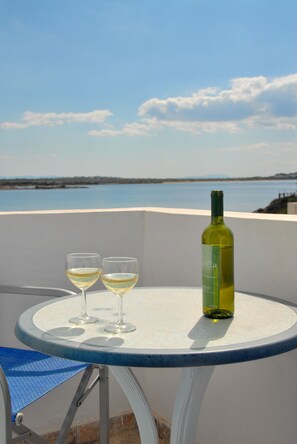 Outdoor dining - Sofos Studios Fitness & Spa (Naxos)