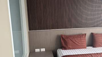 Zimmersafe, Schreibtisch, laptopgeeigneter Arbeitsplatz