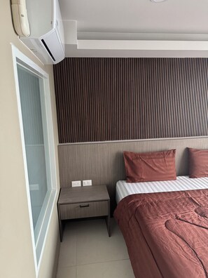 In-room safe, desk, laptop workspace, free WiFi - Sitara Hotel Patong Beach (Tambon Patong)