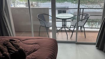 客房內保險箱、書桌、筆電工作空間、免費無線上網