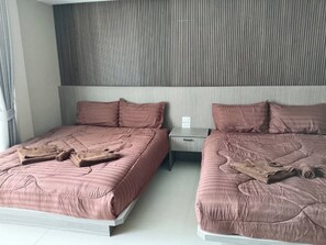 In-room safe, desk, laptop workspace, free WiFi - Sitara Hotel Patong Beach (Tambon Patong)