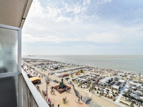 Modern 2-bedroom flat with sea views.