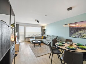 TV - Modern 2-bedroom flat with sea views. (Blankenberge)