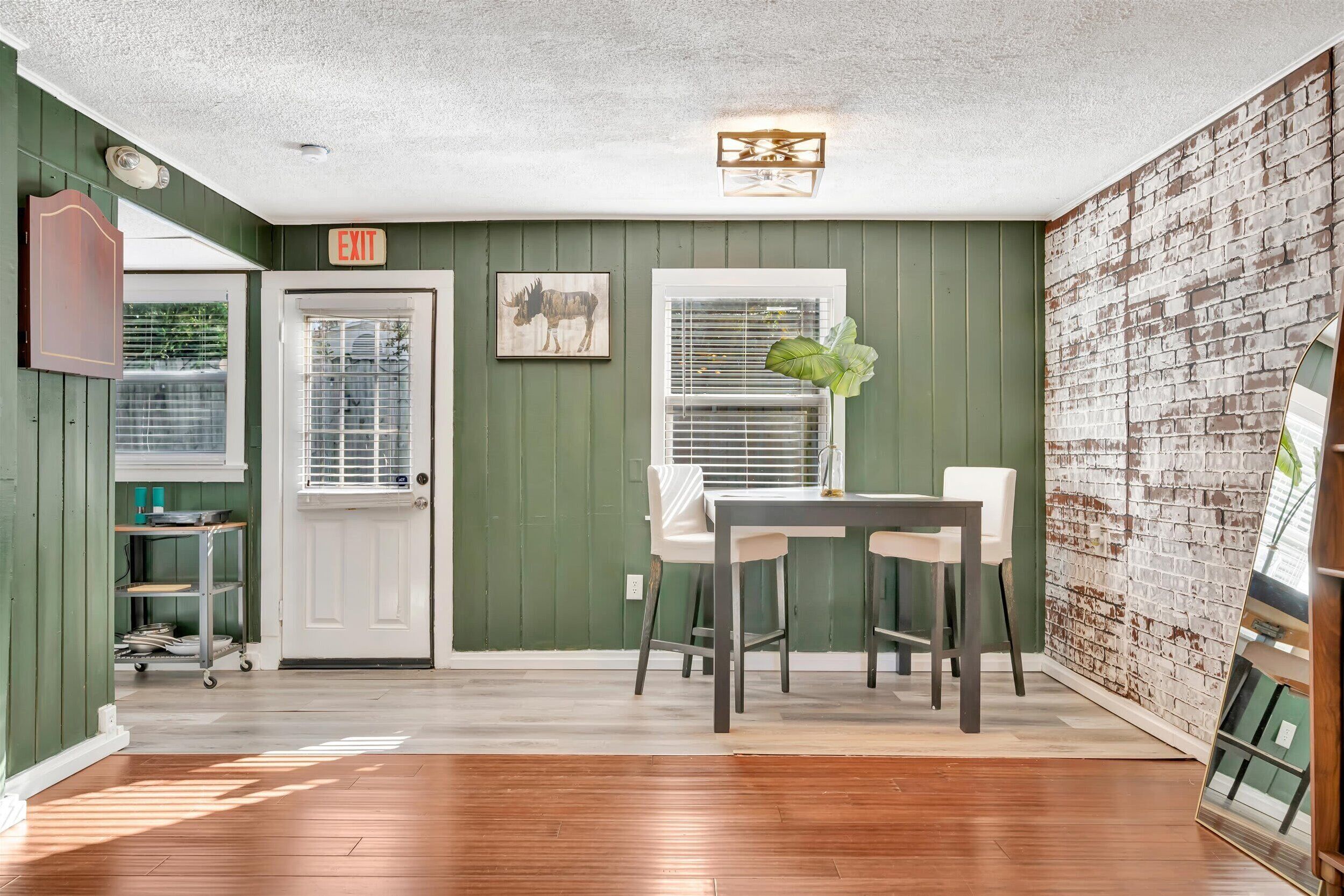 Phòng Suite tiện nghi đơn giản | Khu ăn uống