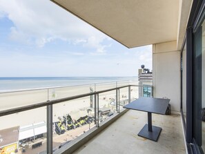 Outdoor dining - Beautiful apartment by the sea (Blankenberge)
