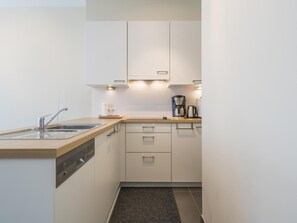 Kühlschrank, Mikrowelle, Ofen, Geschirrspüler